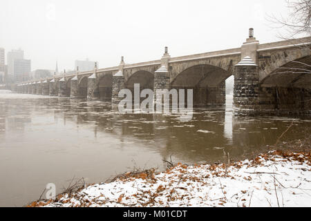 Gefrorene Susquehanna RIver Banken in Harrisburg, PA auf verschneiten Wintertag. Stockfoto