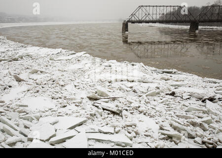 Gefrorene Susquehanna RIver Banken in Harrisburg, PA auf verschneiten Wintertag. Stockfoto