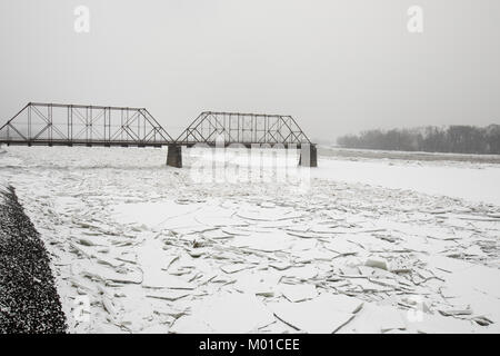 Gefrorene Susquehanna RIver Banken in Harrisburg, PA auf verschneiten Wintertag. Stockfoto