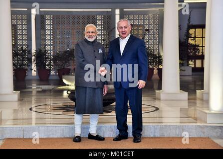 Indische Ministerpräsident Narendra Modi begrüßt der israelische Ministerpräsident Benjamin Netanjahu Januar 14, 2018 in Neu Delhi, Indien. Stockfoto