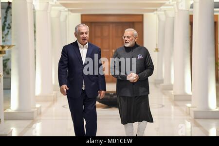 Indische Ministerpräsident Narendra Modi begrüßt der israelische Ministerpräsident Benjamin Netanjahu Januar 14, 2018 in Neu Delhi, Indien. Stockfoto