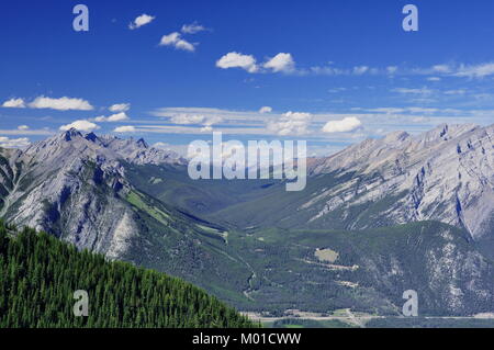 Ein langes, rollendes Tal im Banff National Park in Alberta, Kanada, umgeben von den beeindruckenden Rocky Mountains. Stockfoto