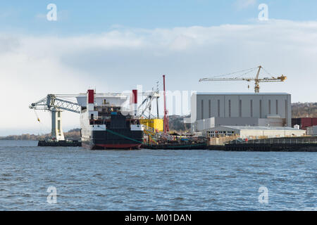 Ferguson Marine Port Glasgow Werft den Bau der CalMac Fähre MV Glen Sannox Dual-fuel-Auto- und Passagierfähre am Fluss Clyde, Schottland, Großbritannien Stockfoto