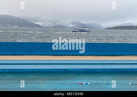 Gourock Salzwasser beheizter Pool außerhalb der Saison, mit Fähre segeln über den Firth of Clyde hinter, Gourock, Schottland, Großbritannien Stockfoto