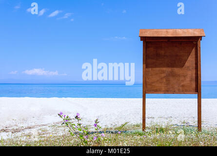 Schild auf einem leeren Strand in der Nähe des Meeres Stockfoto