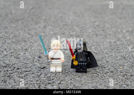 Lego Darth Vader und Luke Skywalker holding Licht Säbel Stockfoto