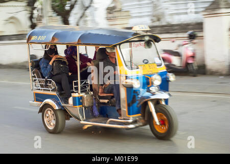 Ein tuk tuk auf einer Straße der Stadt, Chiang Mai, Thailand Stockfoto