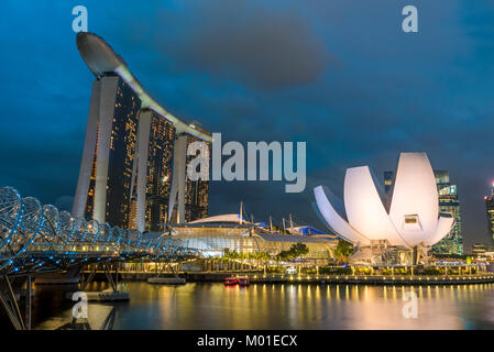 Marina Bay, Singapore. Sonnenuntergang Dämmerung Blick auf berühmte Reservoir in süd-ostasiatische Stadt mit iconic Architektur Stockfoto