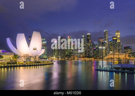 Marina Bay, Singapore. Sonnenuntergang Dämmerung Blick auf berühmte Reservoir in süd-ostasiatische Stadt mit iconic Architektur Stockfoto