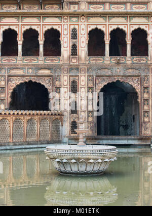 Wassertank an der heiligen Galtaji Monkey Tempel, Jaipur, Indien Stockfoto