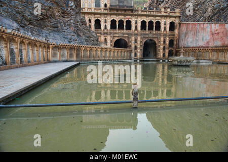 Wassertank an der heiligen Galtaji Monkey Tempel, Jaipur, Indien Stockfoto