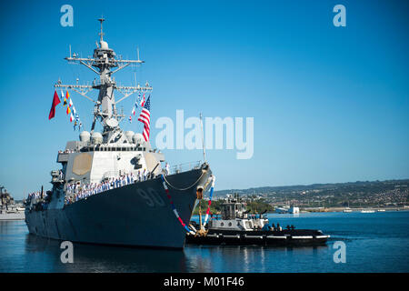 Geführte Anti-raketen-Zerstörer USS Chafee (DDG90) liefert die gemeinsame Basis Pearl Harbor-Hickam aus einer unabhängigen Einsatz für den westlichen Pazifik und Südamerika, 31.01.12. Stockfoto