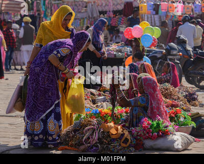 Frauen einkaufen im Basar von Jodhpur, Rajasthan, Indien Stockfoto