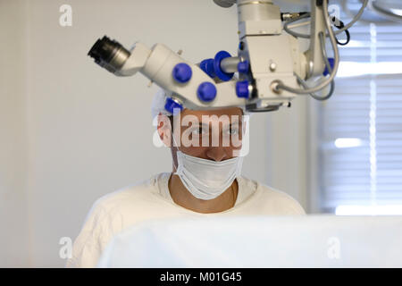 Stadt Gomel, Belarus. 31. Mai 2017 Gomel medizinische Klinik. ein Arzt im Op das Tragen einer Maske mit einem Auge Behandlung Gerät. Arzt Augenarzt s Stockfoto