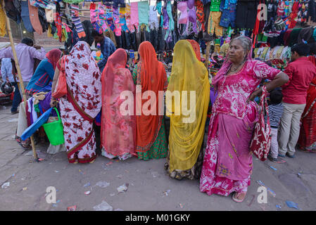 Frauen einkaufen im Basar von Jodhpur, Rajasthan, Indien Stockfoto