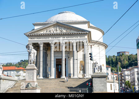 Turin, Italien: historische neoklassizistische Kirche von Gran Madre di Dio, von der Brücke des Flusses Po, an einem sonnigen Tag Stockfoto