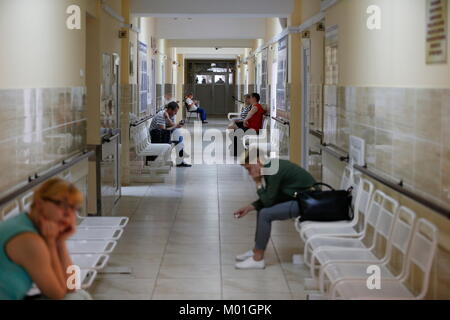 Belarus, die Stadt Gomel. Stadt brennen Krankenhaus, 31. Mai 2017. Krankenhaus Flur mit Menschen Stockfoto