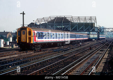 Klasse 424 4-VEP 3030 und zwei Klasse 414 2-HAPs-Nummern 4201 und 4322 in Clapham Junction. 27. August 1993. Stockfoto