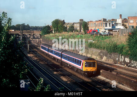 Ein Netzwerk Süd-ost Klasse 117 DMU-Nummer L406 von Stahlblech gebaut, die einen Service in Acton. 10. Oktober 1992. Stockfoto