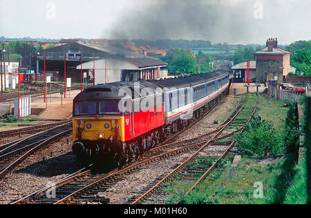 Eine Klasse 47 Diesellok Reihe 47712 Befugnisse vom Andover stop mit Service ein Netzwerk Südost' Network Express'. Andover. 4. Mai 1992. Stockfoto