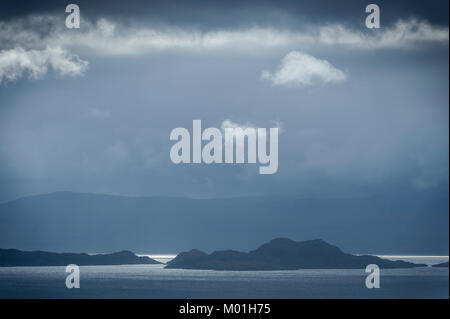 Dunkle Wolken und stürmischen Licht über Raasay Isle von Applecross gegenüber inneren Ton Skye und Lochalsh Highland, Isle of Skye, Western Highlands, Schottland Stockfoto
