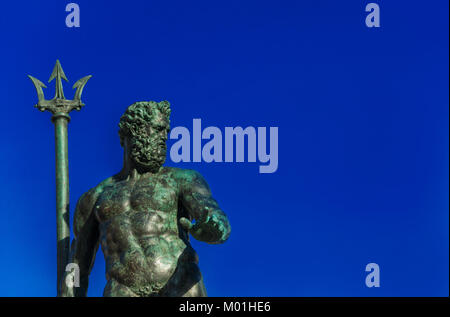 Neptun Gott des Meeres Bronzestatue mit Trident, aus dem Neptunbrunnen, errichtet im Jahr 1566 im historischen Zentrum von Bologna (mit Kopie Raum) Stockfoto