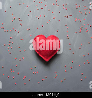 Schönen Valentines Tag Hintergrund mit roten Herzen auf Grau und neutralen Hintergrund. Quadratisches Bild. Ansicht von oben. Stockfoto