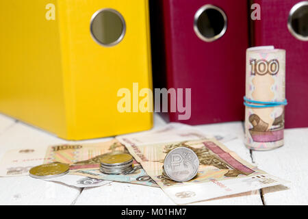 Russische Geld vor dem Hintergrund der Business-Ordner. Strong ruble Stockfoto