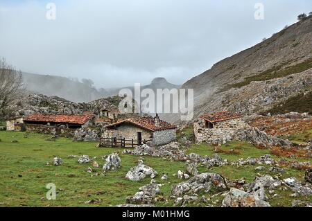 Zerstörten Dorf. Alte Häuser aus Stein mit Ziegeldach, von üppigem Grün in einem Naturschutzgebiet von Asturien, Spanien umgeben. Stockfoto