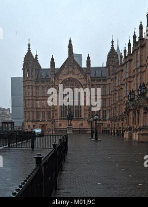 Richard Lion Heart Statue bei Schneefall im Palast von Westminster. London, Großbritannien Stockfoto
