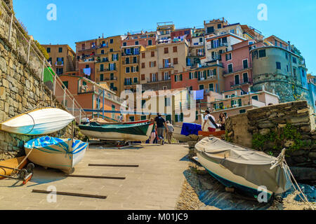 Bunte Häuser im Dorf an der Küste von Manarola, Cinque-Terre, Italien. April 2017. Stockfoto