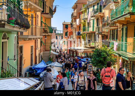Bunte Häuser im Dorf an der Küste von Manarola, Cinque-Terre, Italien. April 2017. Stockfoto