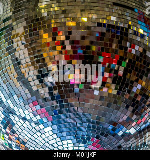 Bunte Reflexionen in einer Disco Kugel, Nahaufnahme. Party, Disco Konzept. Disco ball reflektiert abstrakten, lebhafte Farben, Foto von unten. Stockfoto