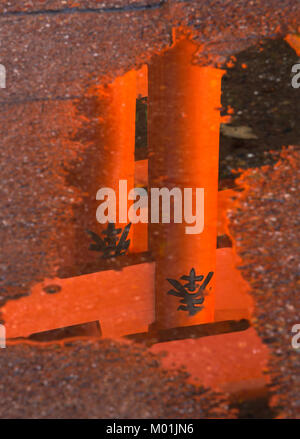 Eine Laterne haengt entlang der Torii Weg des Fushimi Inari in Kyoto, Japan. Stockfoto