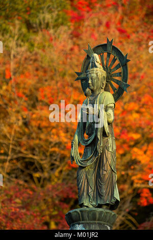 Quan Yin statue am Yuzen-en Garten im japanischen Kyoto im Herbst. Stockfoto