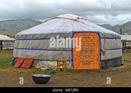 Mit bunten Tür in einem Camp der mongolischen Nomaden Jurte, gorkhi-terelj Nationalpark, Mongolei Stockfoto