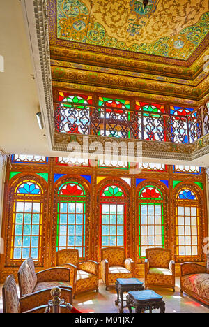 SHIRAZ, IRAN - Oktober 12, 2017: Naranjestan komplex ist schöner Ort mittelalterlichen Persische Architektur zu genießen, Meisterwerk Interieur mit traditionellen Deco Stockfoto