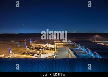 HOUSTON, TX - Januar 14, 2018 - Flugzeuge von United Airlines an der Klemme E am George Bush Intercontinental Airport in der Nacht angedockt Stockfoto