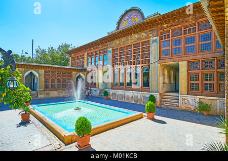 SHIRAZ, IRAN - Oktober 12, 2017: Der Hof des Zinat Ol-Molk Mansion ist mit malerischem Garten besetzt, einschließlich üppigem Grün, Blumen in Töpfe und r Stockfoto