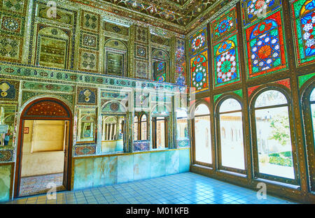 SHIRAZ, IRAN - Oktober 12, 2017: Der Spiegelsaal ist traditioneller Teil der Qajar ära Villen, wie Zinat Ol-Molk, am 12. Oktober in Shiraz. Stockfoto