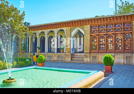 SHIRAZ, IRAN - Oktober 12, 2017: Die Architektur der mittelalterlichen Zinat Ol-Molk Herrenhaus mit traditionellen persischen Dekorationen und Garten mit Brunnen Stockfoto