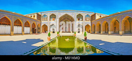 Panorama von Nasir Ol-Molk Moschee mit eleganten Fliesen- Dekorationen und Brunnen in der Mitte, Shiraz, Iran. Stockfoto