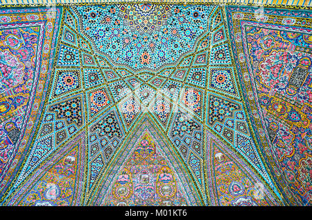 SHIRAZ, IRAN - Oktober 12, 2017: Die Fliesen- Ornamente der semi-Dome in Nasir Ol-Molk Moschee gehören stellar, floralen und geometrischen Details, auf Octobe Stockfoto