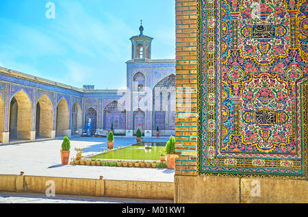 Nasir Ol-Molk Moschee mit eleganten Fliesen- Dekorationen in rosa Gamma, so sein auch als Rosa Moschee in Shiraz, Iran bekannt. Stockfoto