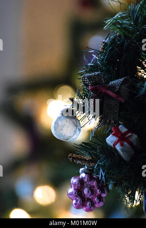 Weihnachtsdekoration mit verschwommenen Licht bokeh Hintergrund Stockfoto