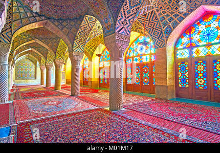 SHIRAZ, IRAN - Oktober 12, 2017: Die Rosa Moschee mit ihren bezaubernden Buntglasfenster, die Verzierung der Innenraum mit Kaleidoskop von farbigem Licht, Stockfoto