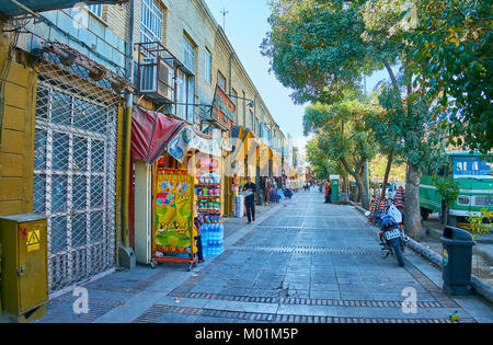 SHIRAZ, IRAN - Oktober 12, 2017: Spaziergang entlang der schattigen Lotf Ali Khan Zand Straße, voller kleiner Geschäfte, Marktstände und touristische Cafés, am 12. Oktober i Stockfoto