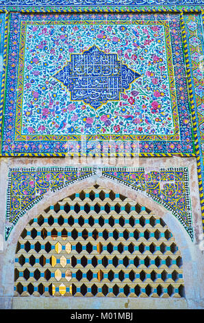 Die farbigen Blumenschmuck und Arabisch-Portal von Madraseh-ye Khan, Shiraz, Iran. Stockfoto