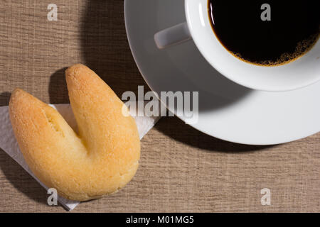 Käse Brot Brötchen als Chipa in Brasilien bekannt, geformt wie ein Hufeisen. Traditionelle Nachmittag Mittagessen. Snack und Tasse Kaffee auf Holz und Overhead. Stockfoto