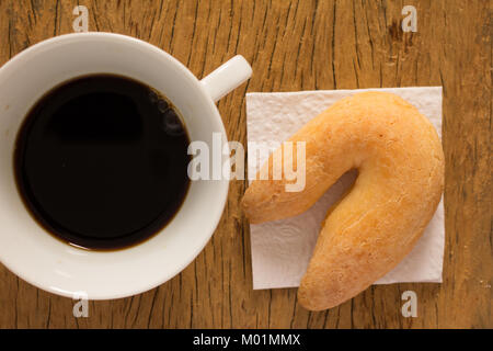 Käse Brot Brötchen als Chipa in Brasilien bekannt, geformt wie ein Hufeisen. Traditionelle Nachmittag Mittagessen. Snack und Espresso auf rustikalen, mit Holz, flache Bauform Stockfoto